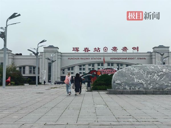 网上正规实盘配资网站 实探中俄互免签证前的边境小城：4日游只需600元，俄罗斯游客大包小包购物，店员学俄语招揽生意