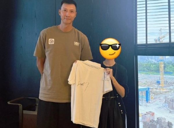 炒股配资评测网 状态如何？球迷在广东清远偶遇易建联，同时收获亲签