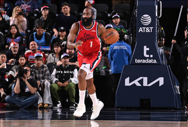 网上正规实盘配资网站 莱昂纳德45分助快船大胜爵士！6连胜期间场均39分 生涯11次40+