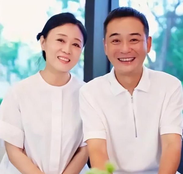 厦门股票配资 跨越15岁年龄差，他27岁娶42岁吴琼，21年恩爱如初没孩子也幸福